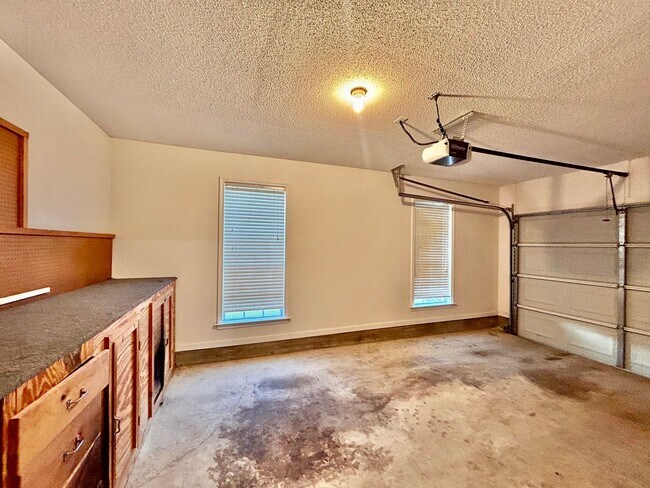 Building Photo - Discover this 4 bedroom 2 bath home for re...
