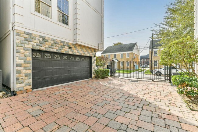 Building Photo - 1529 Rosewood St