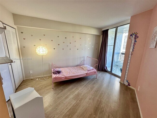 Building Photo - 3600 Mystic Pointe Dr