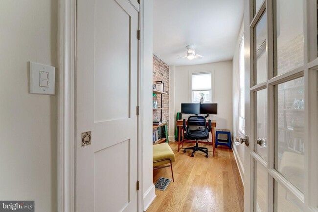 Building Photo - 602 14th Pl NE