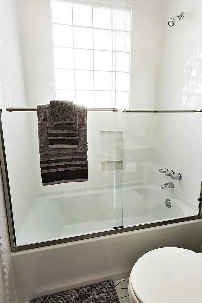 Building Photo - Spacious and homey home in the heart of Rosewood