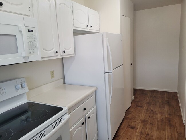 Building Photo - 2 Bed / 2 Bath Top Level Condo with A/C! -...