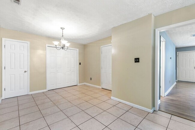Building Photo - 314 Country Club Dr