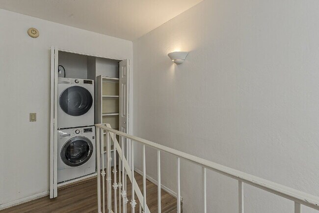 Building Photo - 1028 S Ash Ave