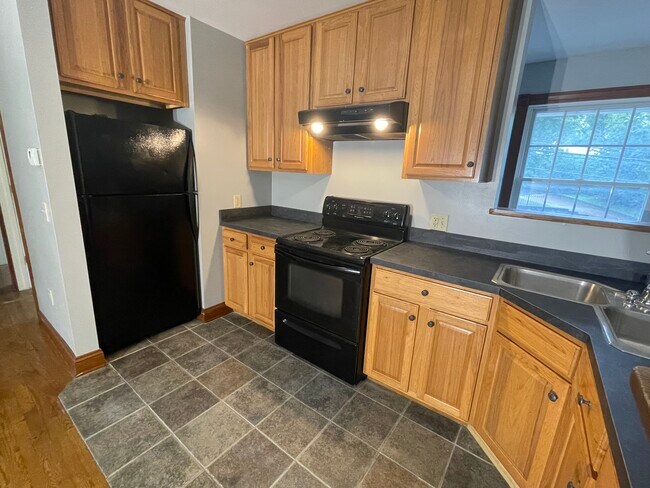 Building Photo - 611 Suite B