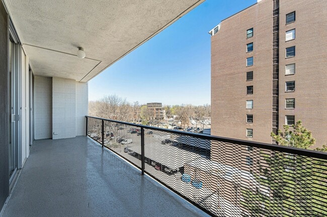 Building Photo - 421 S Howes St