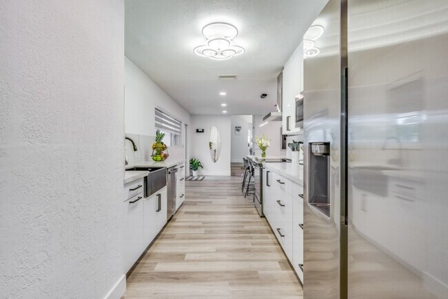 Building Photo - 834 SW 14th Ct