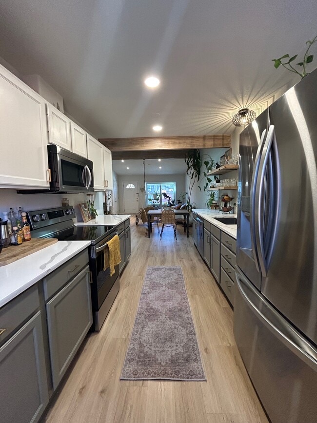 Building Photo - 1347 E Parkway Dr