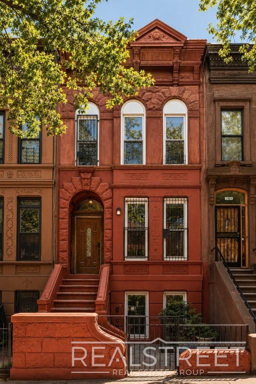 Building Photo - Top Floor 2 Bed in Renovated Brownstone with Washer/Dryer, Split AC & Tall Ceilings
