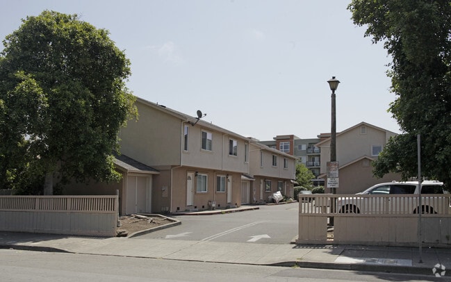 Primary Photo - 1432-1442 159th Ave
