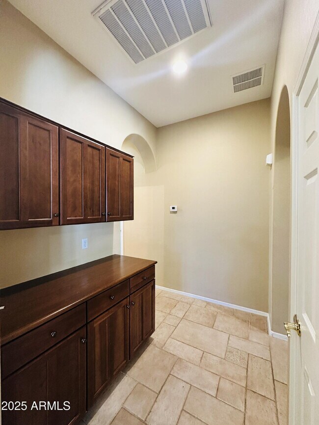 Building Photo - 2720 E Hazeltine Way