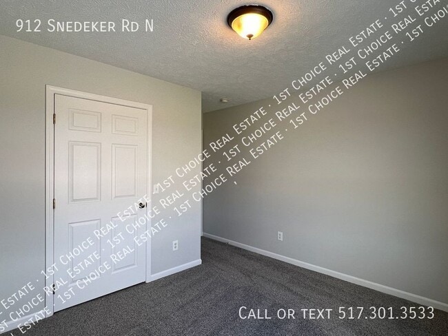 Building Photo - 912 Snedeker Rd N