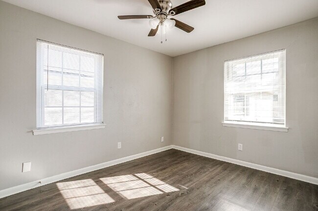 Building Photo - Cozy 2-Bed Duplex Available for Immediate ...
