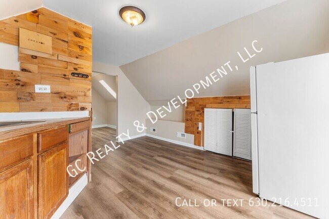 Building Photo - 1726 N Sawyer Ave