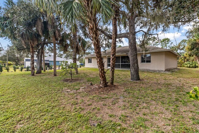 Building Photo - $1,895/month ** Furnished * Annual / Short Term * 3 bed / 2 Bath * Single Family * North Port