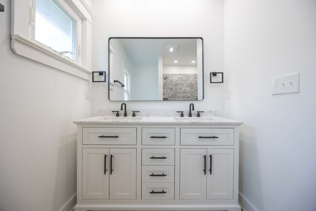 Building Photo - 1496 E 107th St