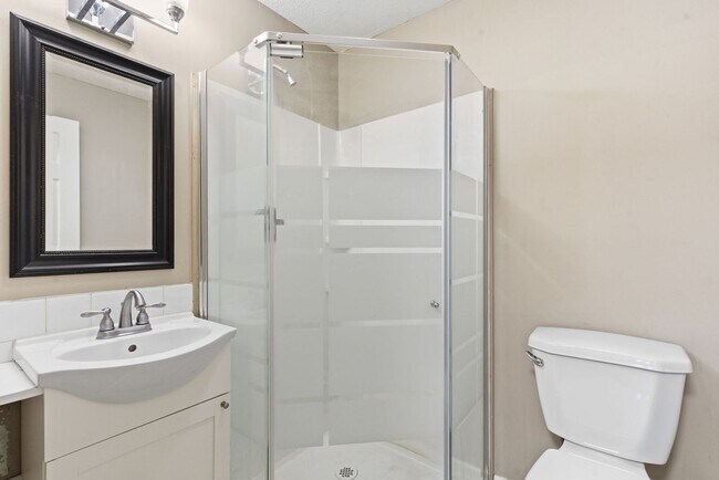 Building Photo - 3 Bedroom | 2 Bathroom | Nixa MO| Fenced Back Yard! | Nixa Schools!