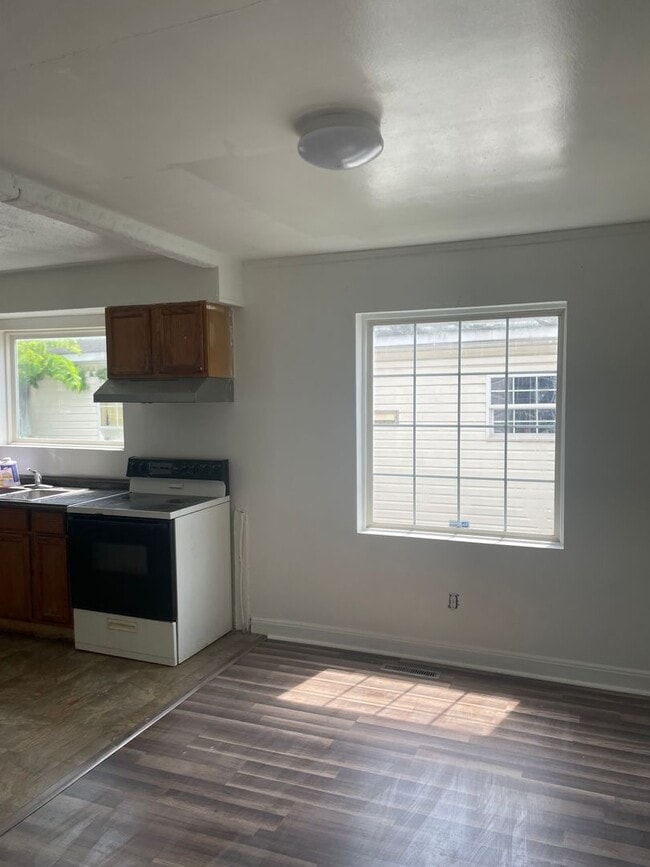 Building Photo - Four Bedroom Two Bath Home In Dunbar