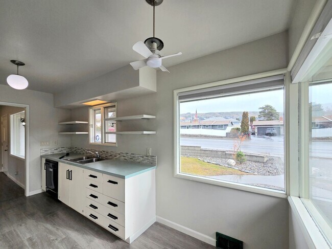 Building Photo - 4 Bed, 2 Bath -- Newly Renovated -- Home on Wenatchee Golf & Country Club's 16th Fairway**