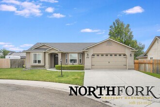 Building Photo - Beautifully Landscaped Cul De Sac Caldwell Home