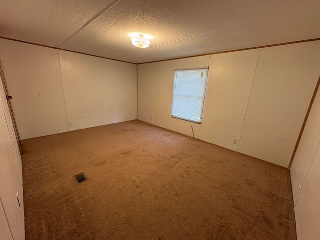 Building Photo - Spacious three bedroom, two bath singlewid...