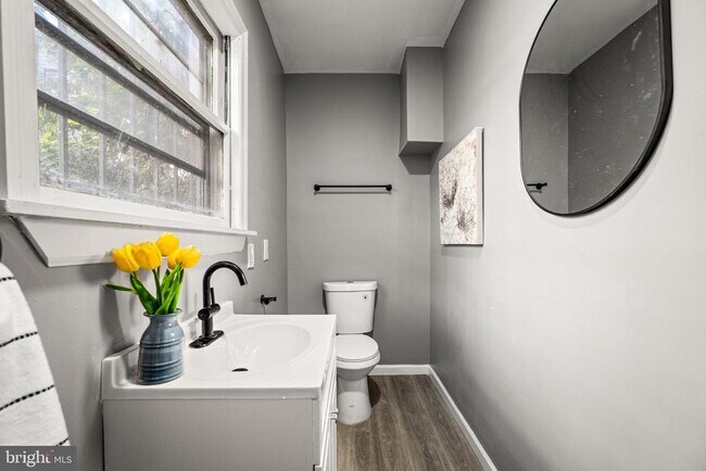 Building Photo - 2427 N Hollywood St