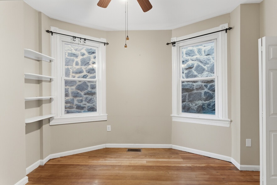Top floor middle bedroom 1 - 11 R Street NW