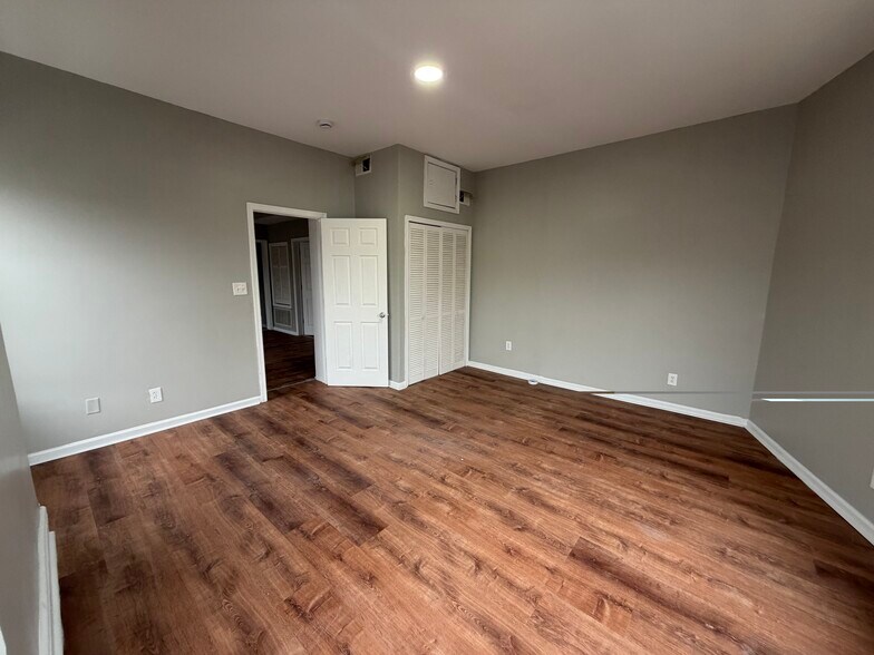 Building Photo - 100 Warren St