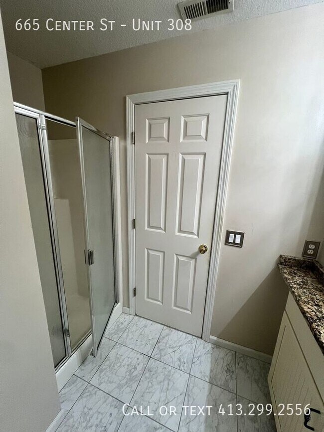 Building Photo - 665 Center St