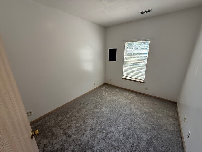 Building Photo - 3 Bed, 2 Bath Townhome Available Now!