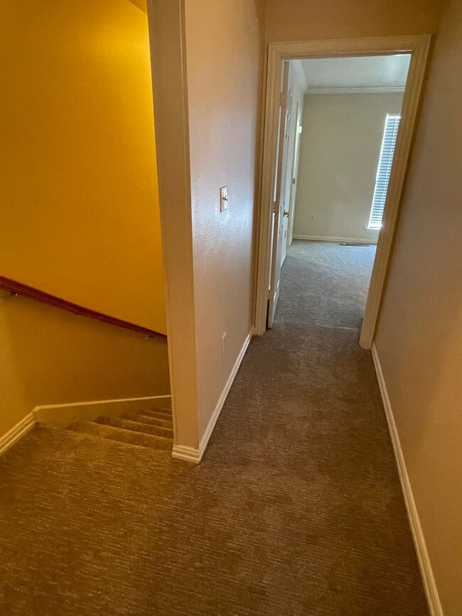 Building Photo - 2 BEDROOM TOWNHOME