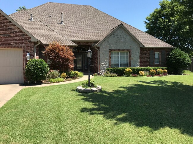 Primary Photo - Gorgeous & Spacious 3 Bedroom Owasso Home-...