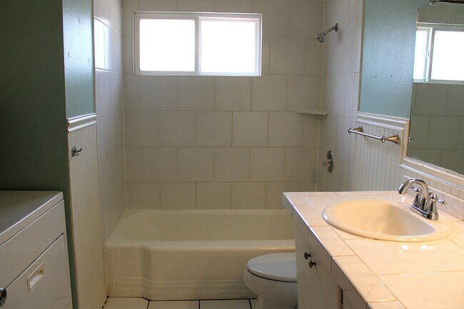 Building Photo - 1845 Crestmore Pl