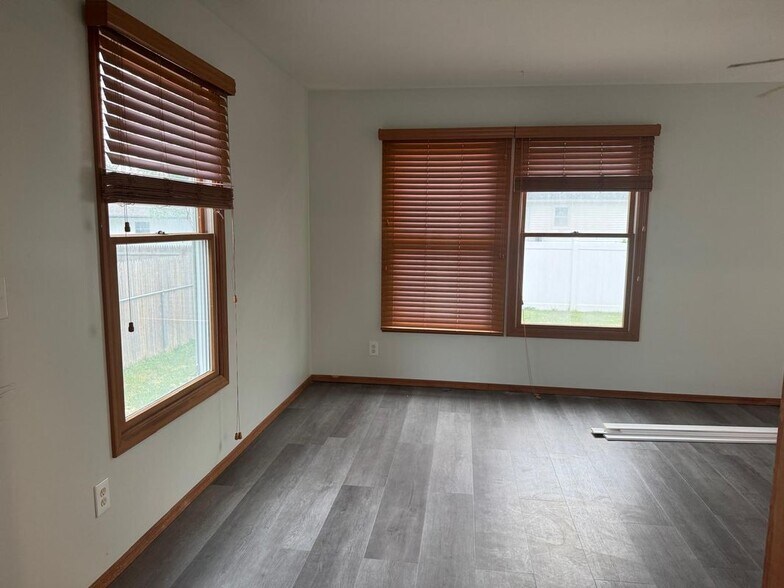 Building Photo - 218 Bayview Dr
