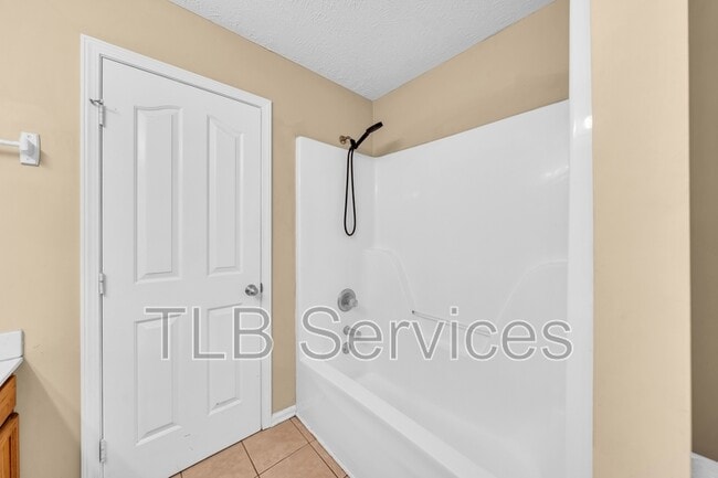Building Photo - 211 Fall Creek Dr