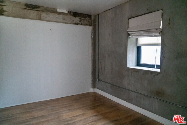 Building Photo - 416 S Spring St