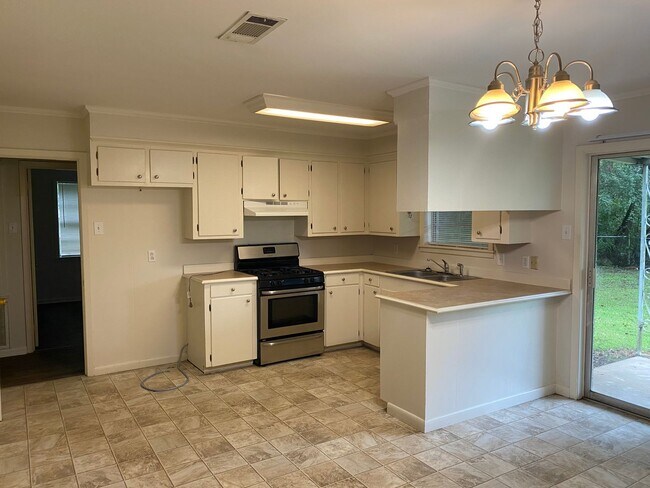 Building Photo - 3 Bedroom 1.5 Bath Home in Pineville, LA