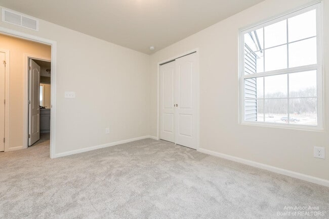 Building Photo - 2801 Willow Ct