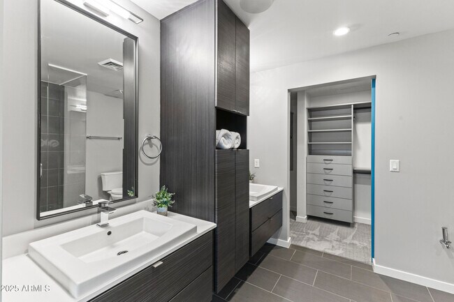 Building Photo - 200 W Portland St