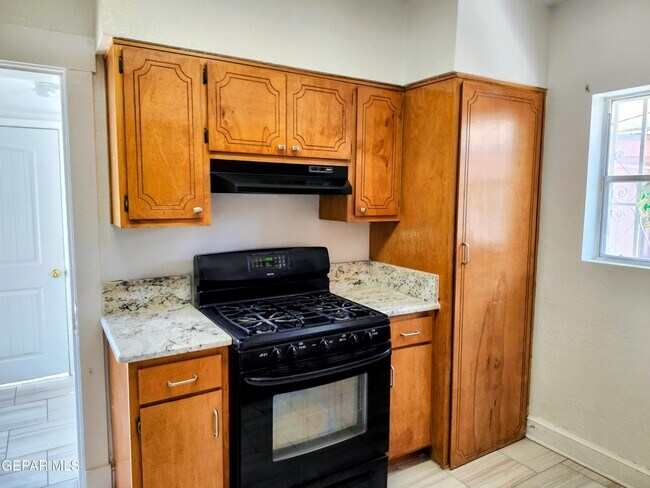 Building Photo - 618 N Estrella St