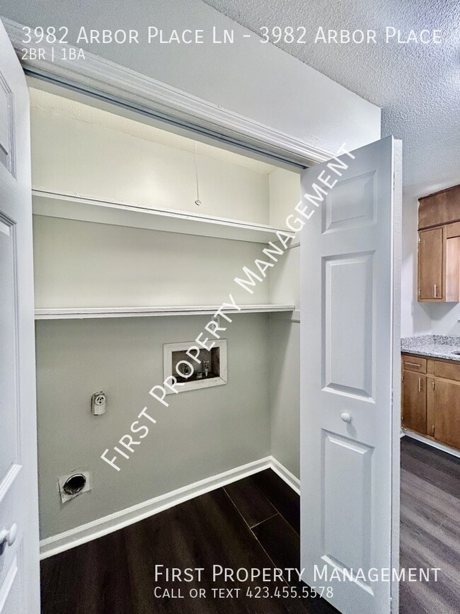 Building Photo - $700 Off One Month's Rent: 2/1 Remodeled D...