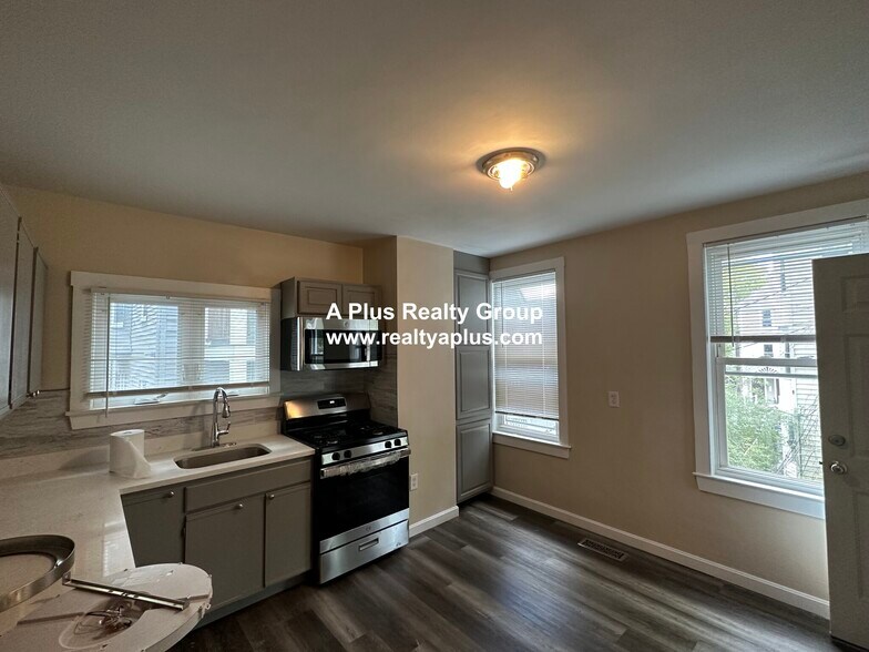 Building Photo - 3243 Washington St