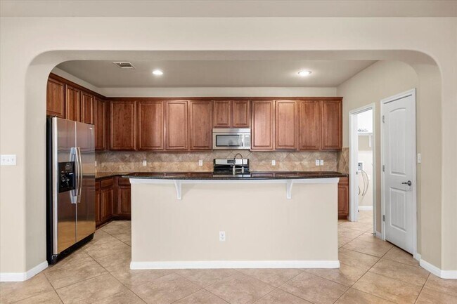 Building Photo - 2041 Livonia Dr