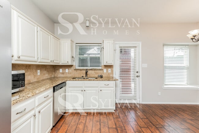 Building Photo - Enjoy living the good life in this 3 bedroom, 2 bathroom home