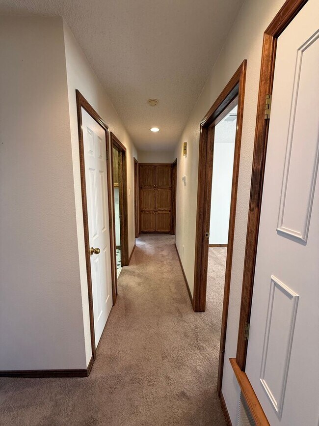 Building Photo - Beautiful 4 Bedroom Home Located in the Zi...