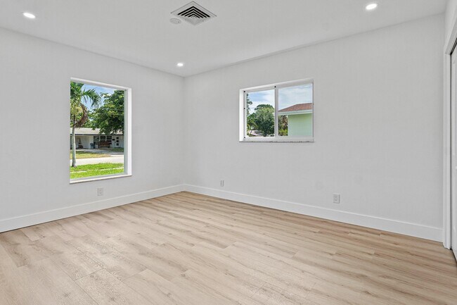 Building Photo - 970 SW 7th St