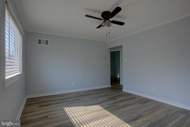 Building Photo - 232 Cabbel Dr