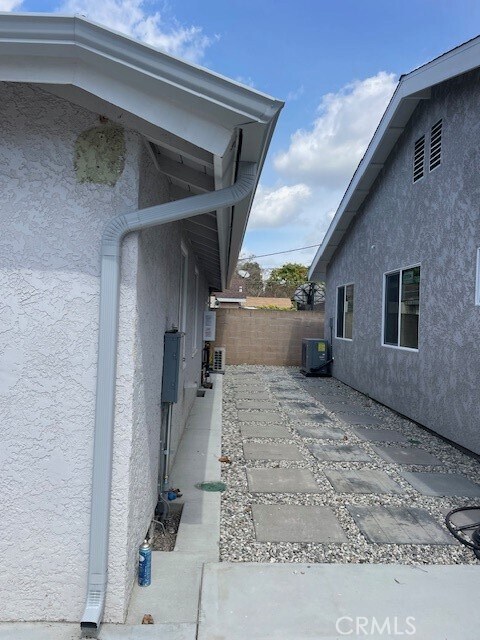 Building Photo - 5946 Dagwood Ave