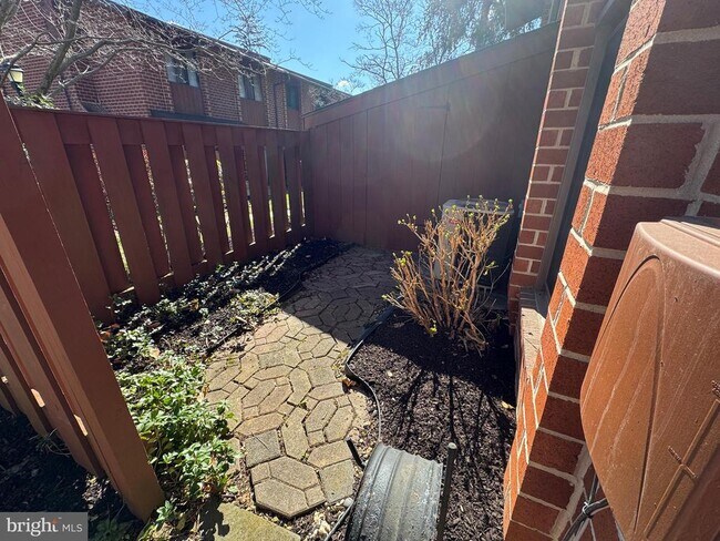 Building Photo - 1002 Worthington Dr