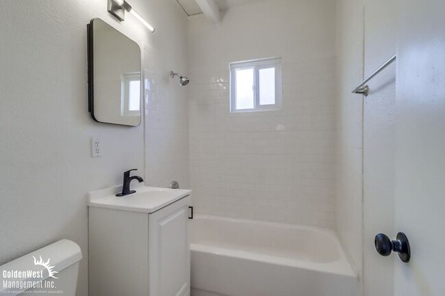 Building Photo - Freshly Renovated 2Bdm 1Ba Apartment in San Diego